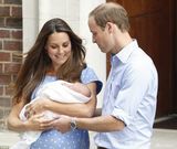 组图：凯特王妃威廉王子抱皇家新生儿亮相