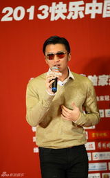 组图：快乐男声启动 谢霆锋当评委墨镜亮相