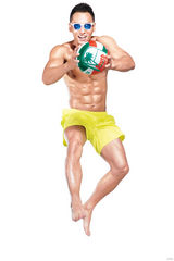 组图：顾又铭拍运动时尚大片 变身排球王子