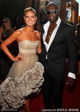 组图：艾美奖红毯 明星情侣大秀恩爱