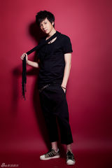 组图：李智楠黑色映画写真 清爽俊朗现潮范儿