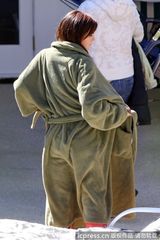 组图：艾玛-沃特森片场搭床随时睡 小劳模上围傲人