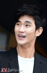 组图：金秀贤帅气夹克装出席某甜品开业典礼