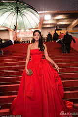 组图：张雨绮玫瑰红抹胸裙现身娇艳如花