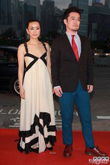 组图：日本女星渡边知起子米色低胸长裙亮相