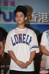 组图：美男乐团FTIsland亮相 与粉丝亲昵击掌