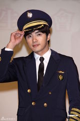 组图：贺军翔圣诞开制服生日趴 工作满档没空入伍