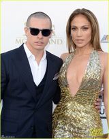 组图：女星红毯竞艳 泰勒秀美背洛佩兹深v真空