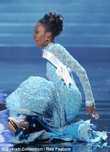 组图：环球小姐众佳丽泳装礼服美艳 中国小姐微笑迷人