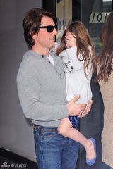 组图：汤姆-克鲁斯一家逛超市 阿汤哥疑被晒伤