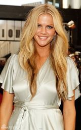 幻灯：桑德拉-布洛克获电视众选择奖年度娱乐大奖