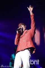 组图：赵容弼尹民秀等献唱展华丽舞台