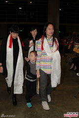 组图：张智霖与袁咏仪接受灌顶仪式祈愿健康