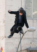 组图：新蜘蛛侠亮相洛杉矶 腾空拍摄表情惬意