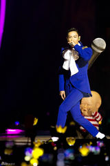 组图：G-DRAGON包揽2013MAMA四奖创佳绩