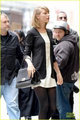 组图：斯威夫特穿黑丝秀大长腿 抬头挺胸显高傲