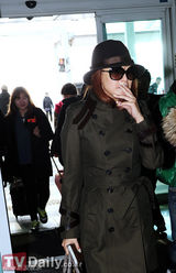 组图：韩星金喜善机场时尚主打休闲风