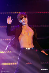 组图：金贤重开唱露胸耍性感 与gaga撞期仍火爆