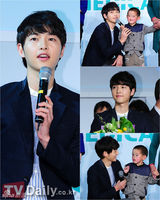 组图：宋仲基河智苑做慈善与残障儿童互动有爱