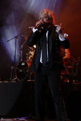 组图：空气补给乐队上海开唱 翻唱席琳-迪翁成名曲