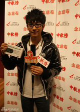 组图：张杰等快男“开战” 台上拼实力台下比人气