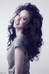 组图：张萌最新美妆大片 浪漫卷发优雅大气