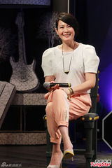 组图：刘若英婚后首发新专辑 MV变冷艳美女玩酷