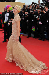 组图：娜奥米-瓦茨戛纳走秀 裸色纱裙妩媚动人