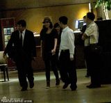 组图：李嘉欣深夜休闲装现身 与西装男投缘热聊