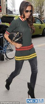 组图：贝嫂以招牌扑克脸示人 撞色连衣裙潮范足