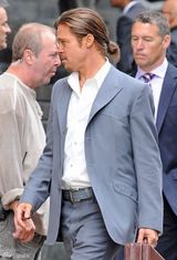 组图：电影《顾问》片场 皮特马尾辫抢镜