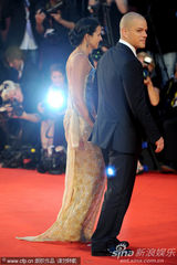 组图：《传染病》首映 格温妮丝-帕特洛粉裙动人