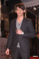 组图：45届金钟奖红毯温升豪郭采洁甜蜜亮相