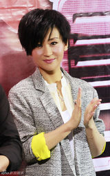 组图：苗圃短发LOOK现身 造型帅气惊艳全场