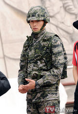 组图：韩星玄彬亮相部队活动 帅气未减眼神坚毅