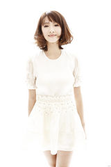 组图：新生代演员卢茜靓丽写真 清秀甜美气场足