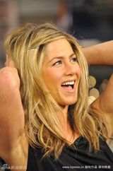 幻灯图：甜姐安妮斯顿做客脱口秀 大展招牌笑容 