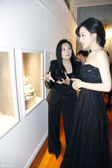 组图：张静初典雅亮相日本尽显高贵