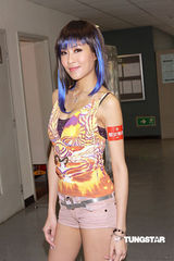 幻灯图集：陈敏之为戏扮妓女 热裤示人“挺”胸上阵