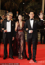 幻灯图集：韩国电影《下女》首映 全度妍深V诱惑