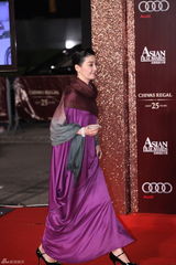 高清图：冯小刚夫妇红毯秀恩爱 徐帆造型复古