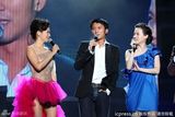 组图：谢霆锋献唱演唱会 蔡依林露胸垫上下走光
