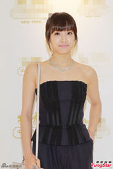 组图：f(x)队长宋茜柔美亮相　抹胸装性感可人