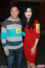 组图：叶玉卿紧身红裙大秀身材 女儿曝光