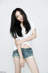 高清图：姚晨写真彰显国际风范 贺微博粉丝300万