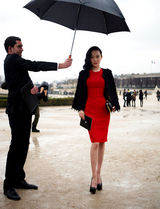 组图：霍思燕红裙妖艳压轴巴黎时装