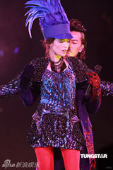 高清组图：郑伊健演唱会 舒淇登台与其热吻