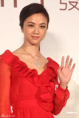 高清组图：汤唯一袭红裙代言 否认封杀传闻