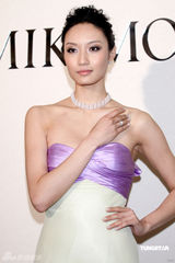 幻灯图：大S白色礼服高贵优雅 恨嫁苦等真命天子