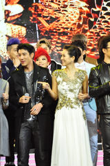 组图：章子怡晚装似女神 周杰伦王力宏争牵玉手